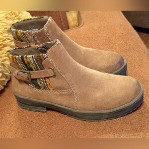 Earth Origins Tan Ankle Boots with Multicolor Accent